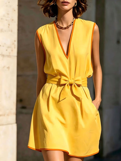 Robe Sans Manches Col en V Polyester | Taille Cintrée Lacets | Élégance Noire