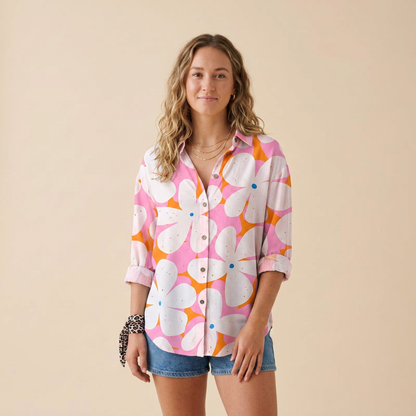 Chemise fluide imprimée viscose, imprimé Fleur rose, porté mannequin